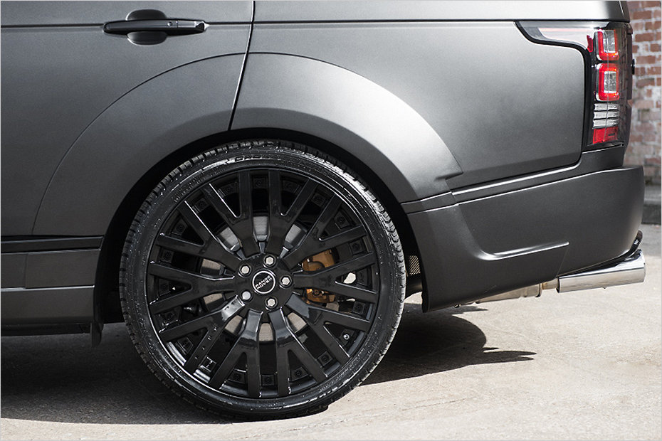 Range Rover имеет огромные 23-дюймовые колеса с шинами 305 размерности